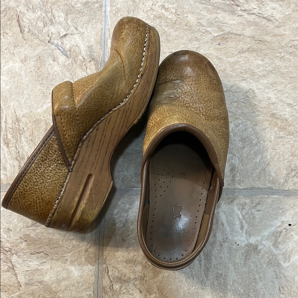 Danilo Women's Tan Leather Clogs